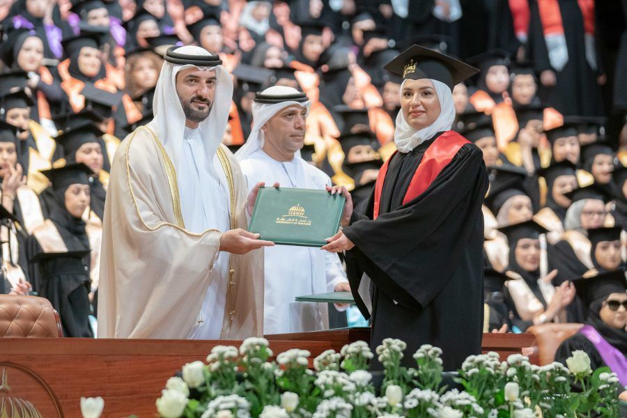 سلطان بن أحمد القاسمي يشهد حفل تخريج طالبات دفعة اليوبيل الفضي بجامعة الشارقة