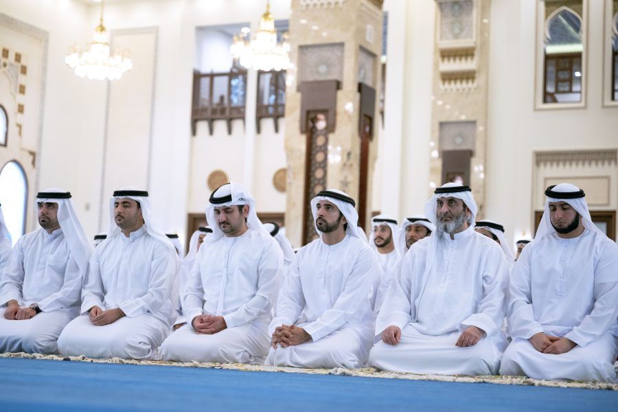 حمدان بن محمد يؤدي صلاة عيد الأضحى في مسجد زعبيل الكبير بدبي