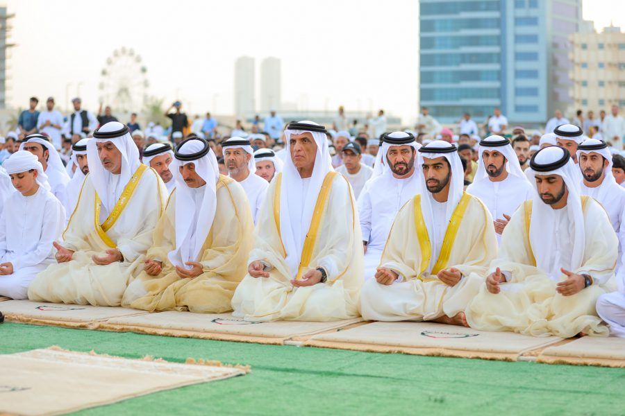 سعود بن صقر القاسمي يؤدي صلاة عيد الأضحى بمصلى العيد الكبير