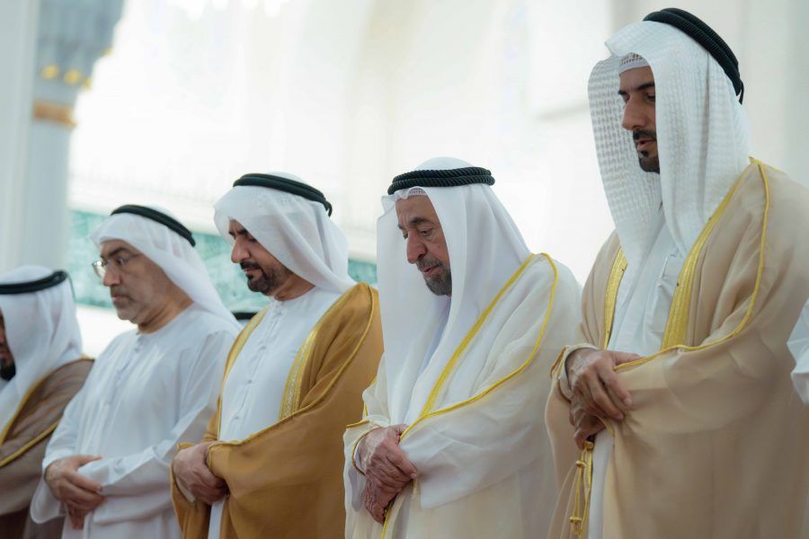 سلطان القاسمي يؤدي صلاة عيد الأضحى في مسجد الشارقة
