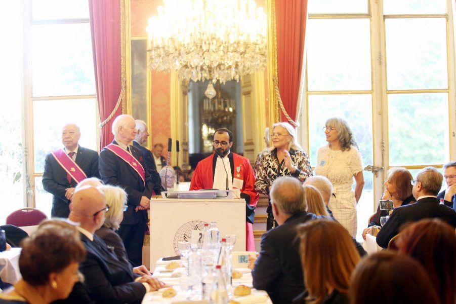 تكريم سالم النيادي بوسام التاج الذهبي مع السعفة