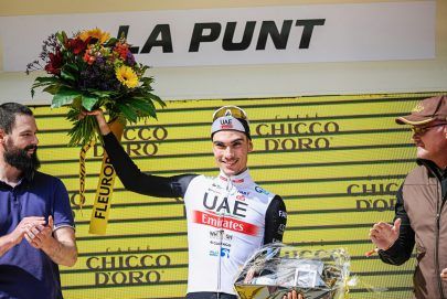 الإمارات للدراجات يحقق فوزاً مهماً في المرحلة الخامسة من ” طواف سويسرا”