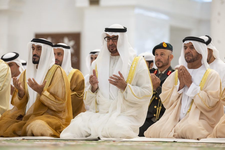 رئيس الدولة يؤدي صلاة عيد الأضحى بمسجد الشيخ زايد في أبوظبي