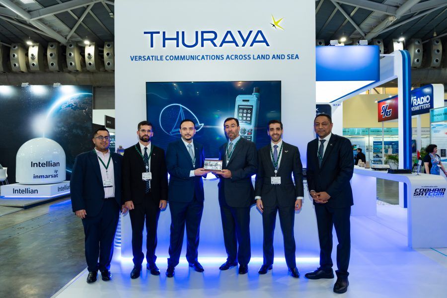 أحمد الصايغ يتفقد جناح “الثريا” في معرض “كوميونيك آسيا 2023” بسنغافورة