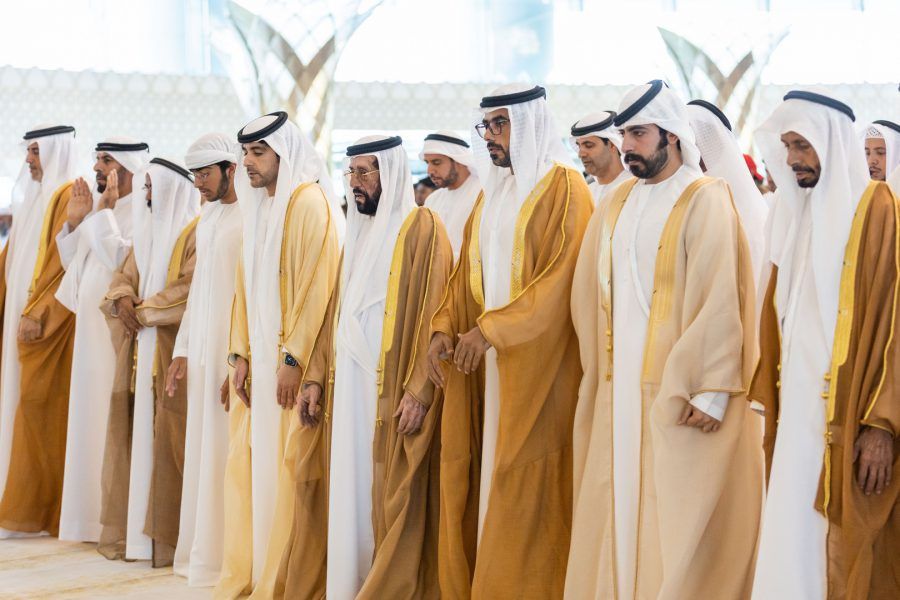 طحنون بن محمد يؤدي صلاة عيد الأضحى في العين