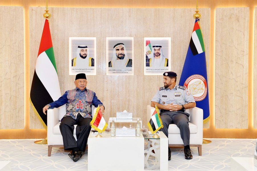 قائد عام شرطة أبوظبي يلتقي السفير الأندونيسي
