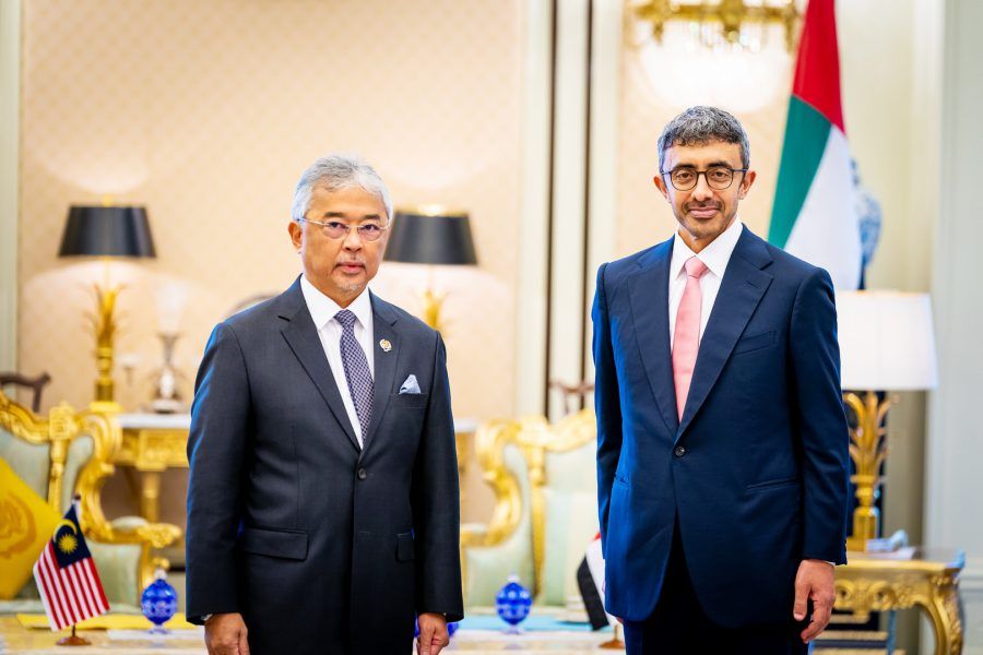 ملك ماليزيا يستقبل عبدالله بن زايد ويبحثان تعزيز علاقات التعاون بين البلدين