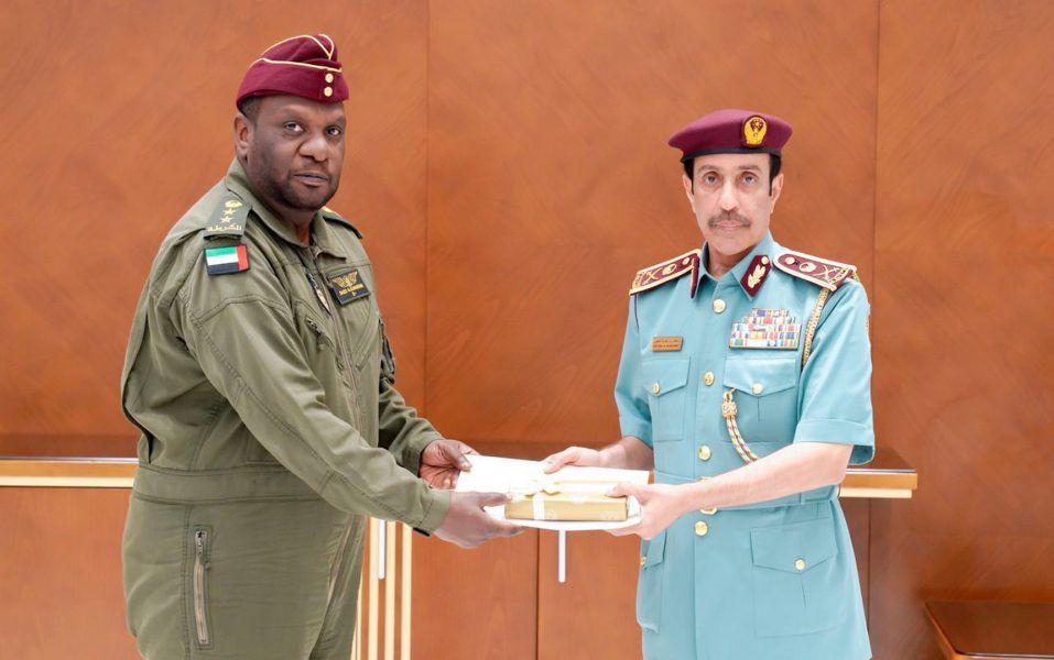 قائد عام شرطة عجمان يكرم إدارة جناح الجو في وزارة الداخلية