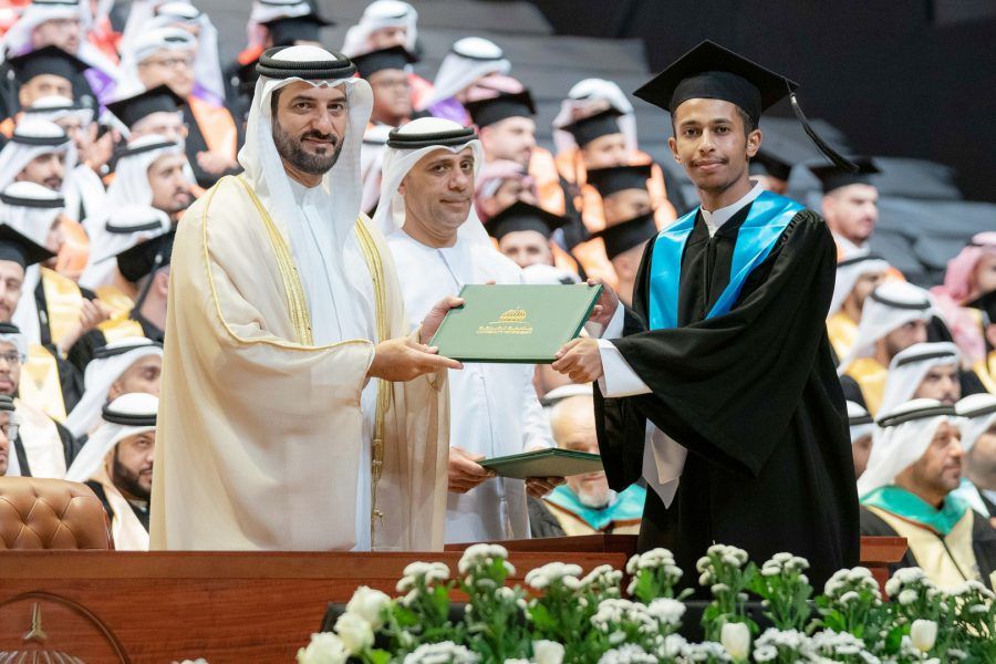 سلطان بن أحمد القاسمي يشهد حفل تخريج طلاب دفعة اليوبيل الفضي بجامعة الشارقة