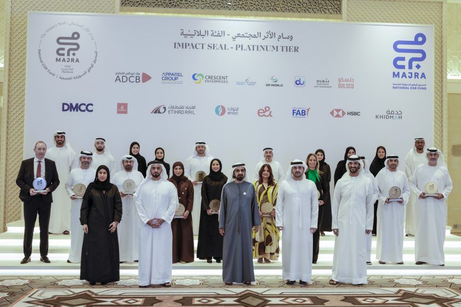 محمد بن راشد يكرم 16 جهة رائدة في المسؤولية المجتمعية بوسام الأثر المجتمعي