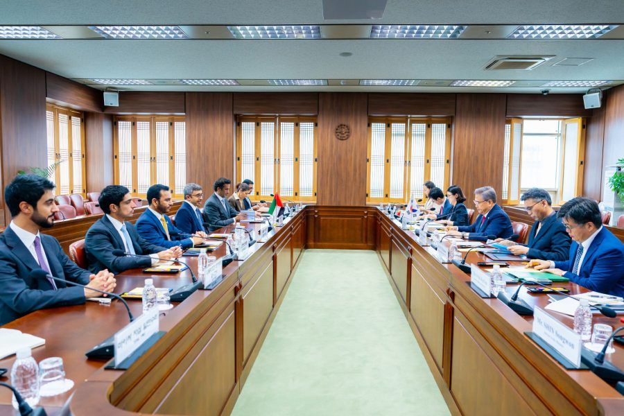 عبدالله بن زايد ووزير الخارجية الكوري يترأسان الحوار الاستراتيجي الخاص الأول بين البلدين