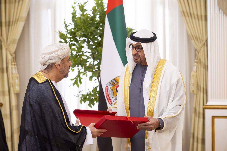 رئيس الدولة يتسلم رسالة خطية من سلطان عمان تتصل بالعلاقات الأخوية الراسخة بين البلدين