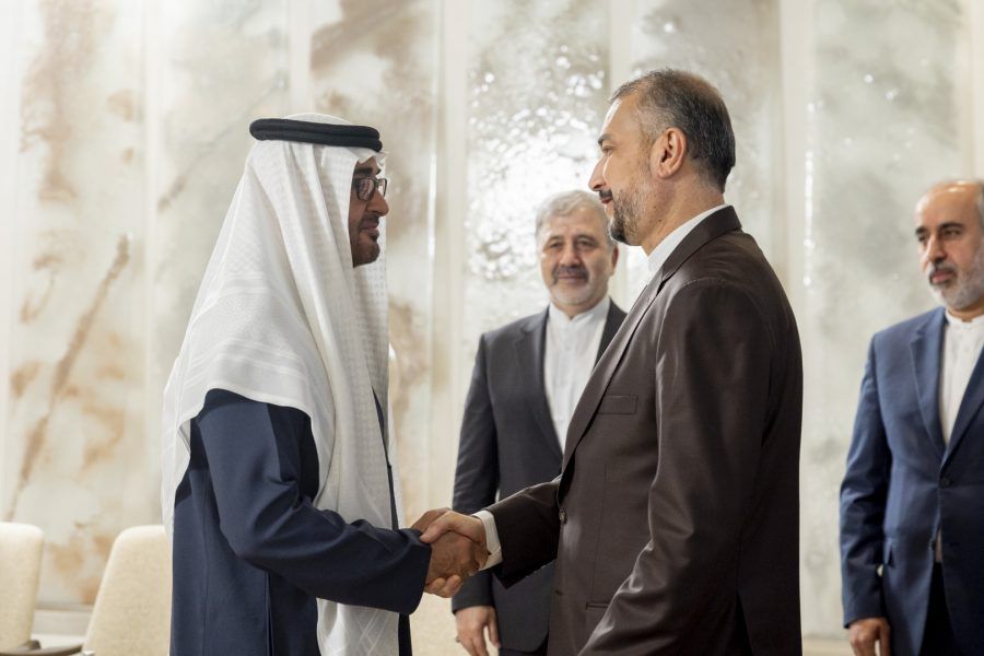 رئيس الدولة يستقبل وزير خارجية إيران