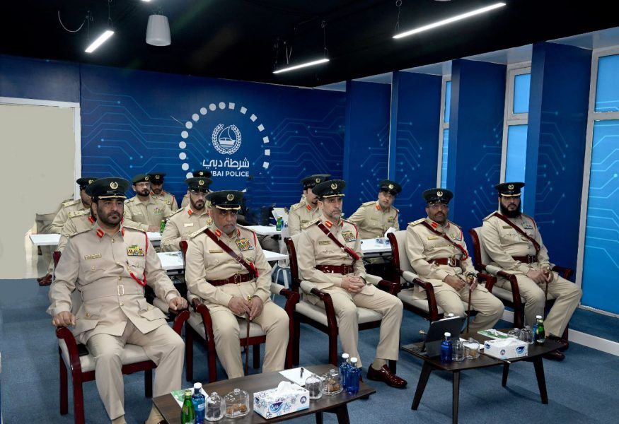 عبد الله المري يطلع على سير العمل في مركز شرطة بردبي