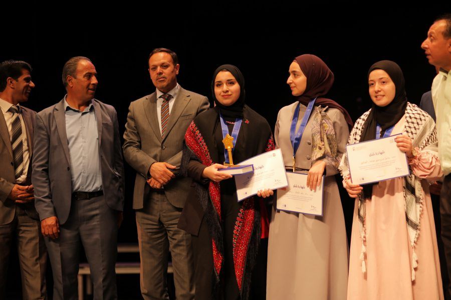 تتويج حنين خليل الغافي بطلة لتحدي القراءة العربي في فلسطين