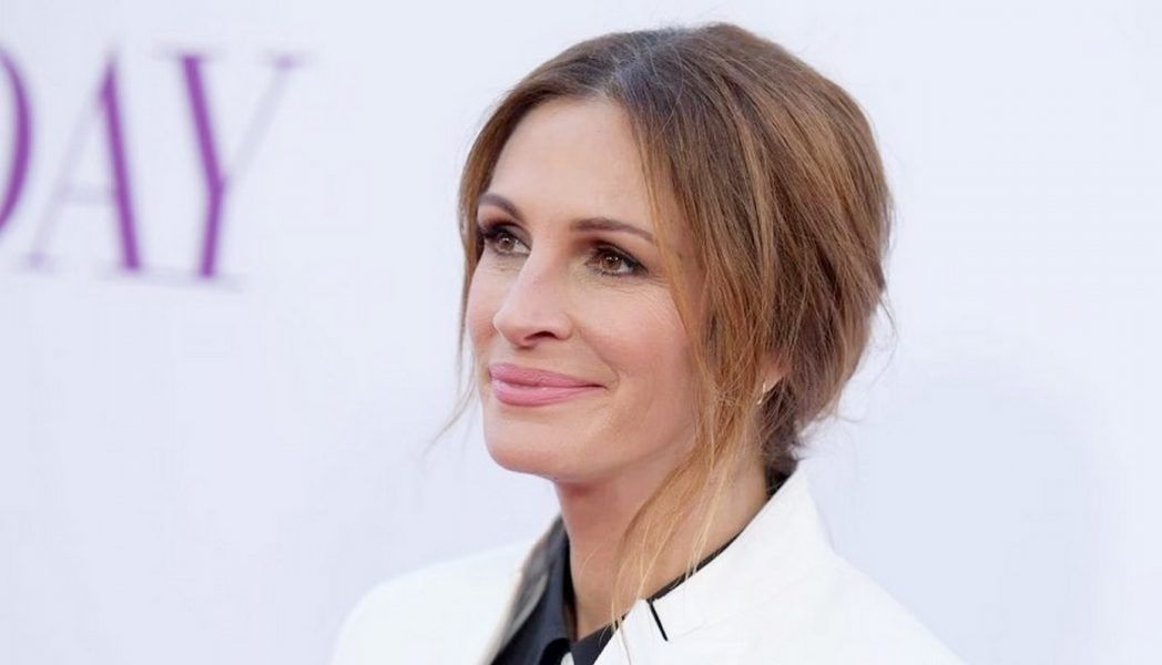 جوليا روبرتس تحصل على قميص مانشستر يونايتد