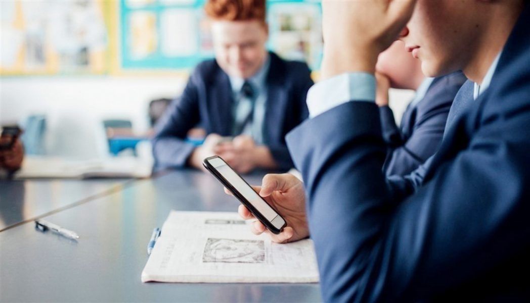 هولندا توصي بحظر الهواتف والساعات الذكية في المدارس