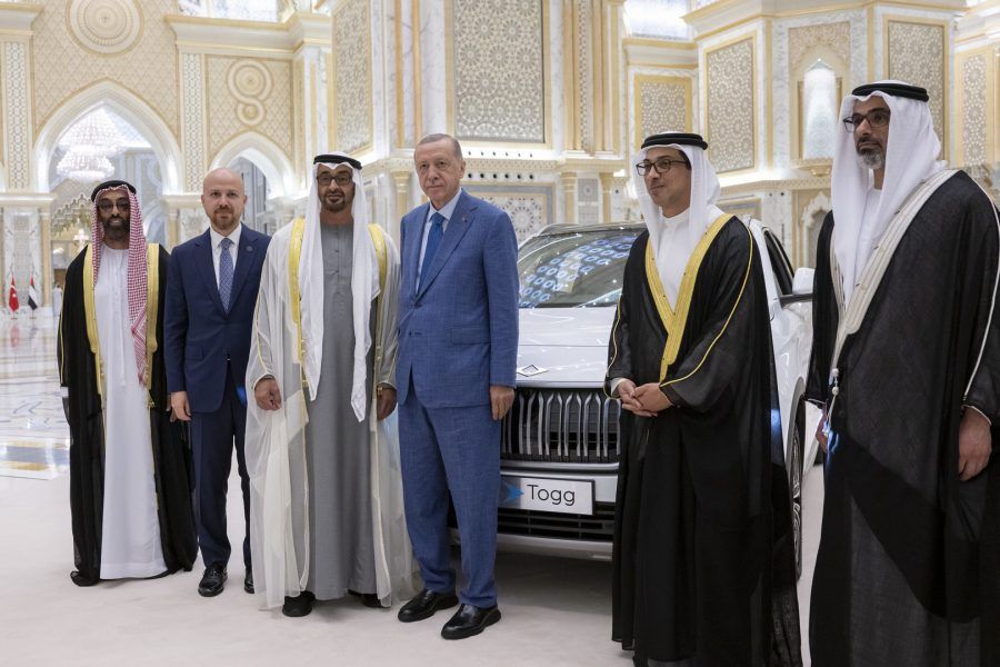 الرئيس التركي يهدي رئيس الدولة سيارة كهربائية تركية الصنع