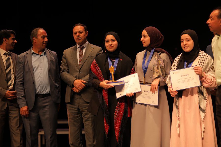 تتويج حنين خليل الغافي بطلة لتحدي القراءة العربي في فلسطين