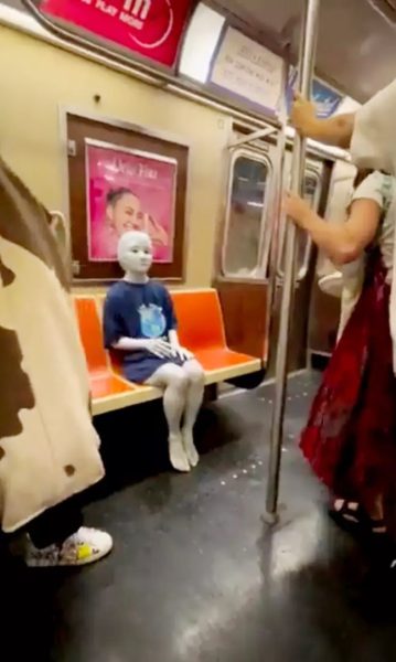 ظهور غريب لكائن فضائي في مترو نيويورك