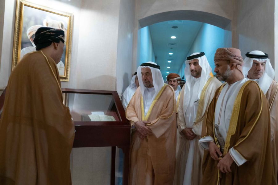 حاكم الشارقة يزور مركز جامعة السلطان قابوس الثقافي