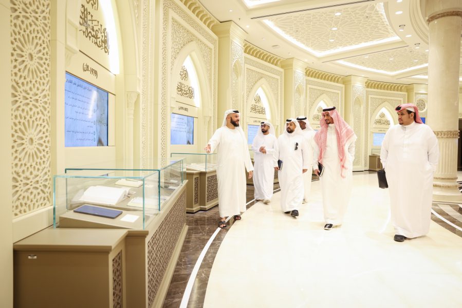 وفد من المتحف الوطني السعودي يزور مجمع القرآن الكريم بالشارقة