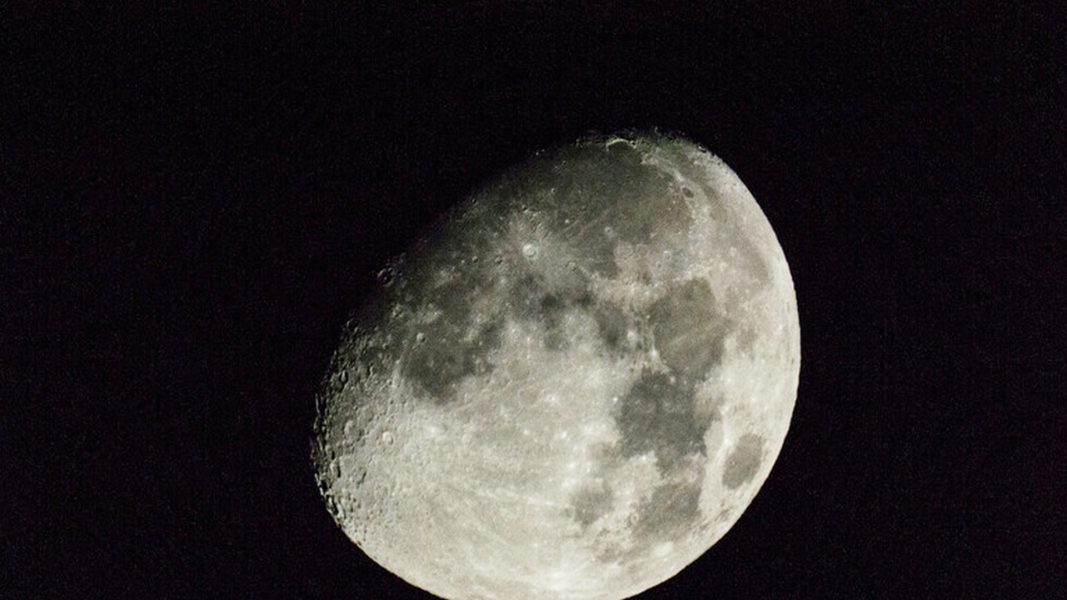 علماء يرجحون “الإلكترونات القادمة من الأرض هي التي تشكّل الماء على القمر”