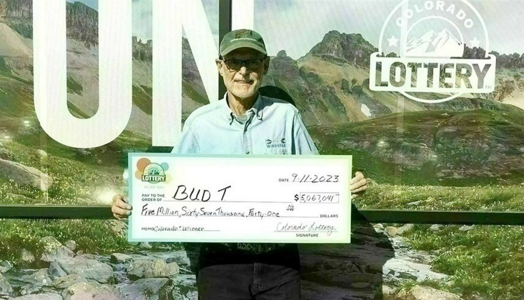 أمريكي يفوز بـ5 ملايين دولار.. ويفاجئ زوجته بالزهور