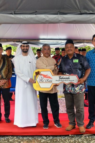 ملك ماليزيا يسلم مفاتيح المنازل للمستفيدين من مشروع السلطان عبدالله السكني بتمويل من الإمارات