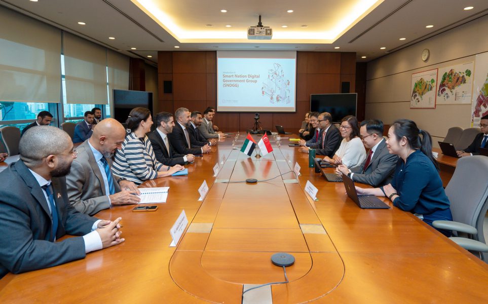 وفد من حكومة أبوظبي يطّلع على تجربة سنغافورة في ممارسات الحوكمة المتقدمة