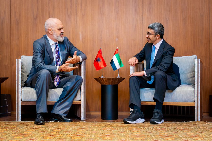 عبدالله بن زايد و رئيس وزراء ألبانيا يبحثان العلاقات بين البلدين