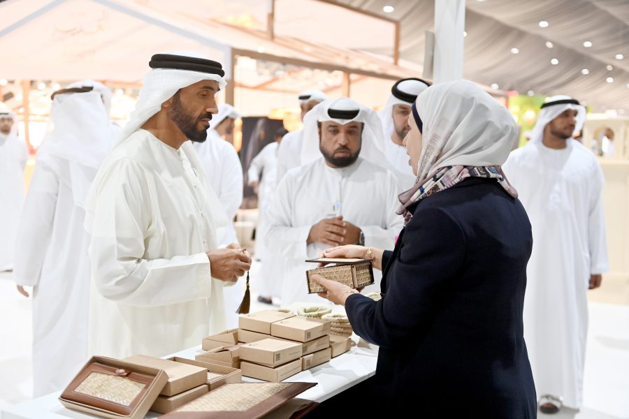 نهيان بن زايد يزور مهرجان ومزاد ليوا للتمور