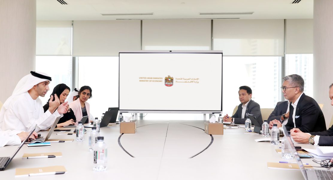 الإمارات وماليزيا تبحثان تعزيز العلاقات التجارية والاستثمارية