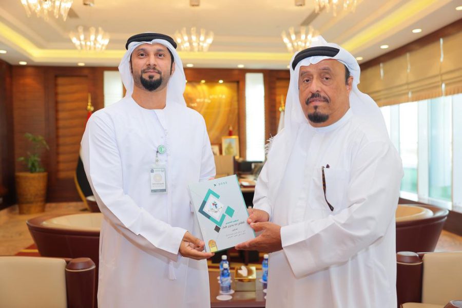 ضاحي خلفان يتسلم رسالة دكتوراه في التنظيم القانوني للطائرات بدون طيار