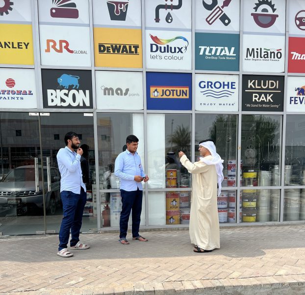 بلدية مدينة أبوظبي تحذّر من إسكان العمال في المواقع الإنشائية