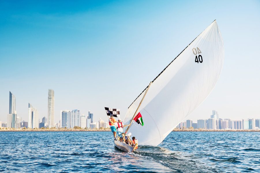سباق “العالية” للبوانيش يفتتح موسم “المحامل الشراعية” في أبوظبي