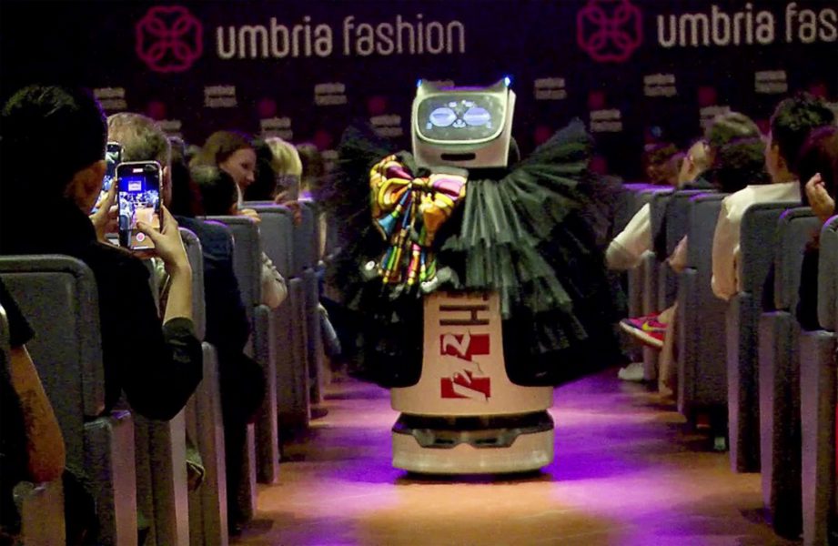 روبوت يشارك في عرض أزياء