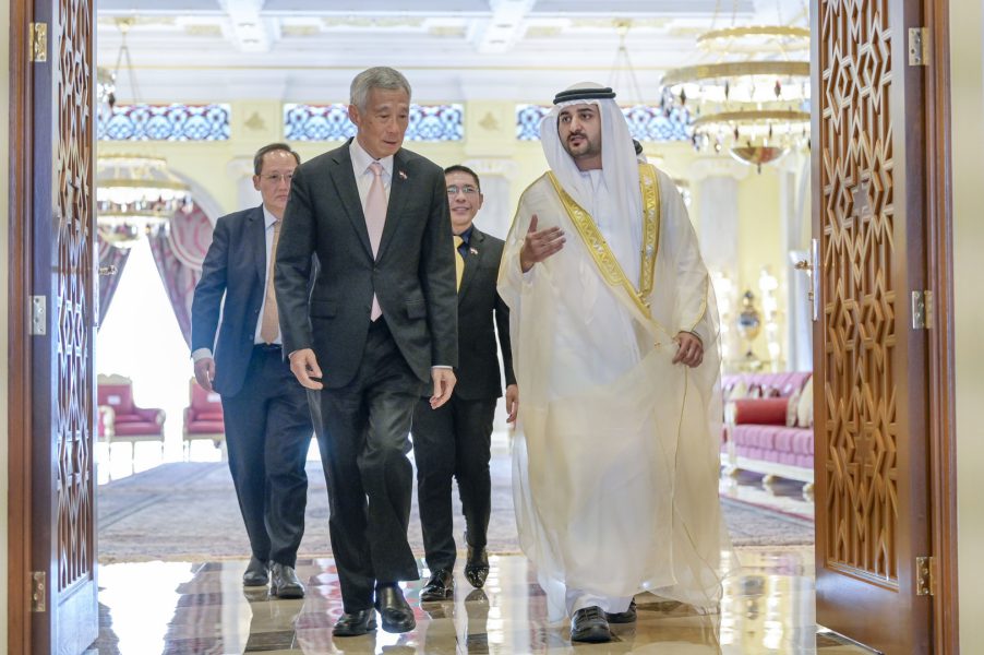 مكتوم بن محمد ورئيس وزراء سنغافورة يناقشان الموضوعات محل الاهتمام المشترك