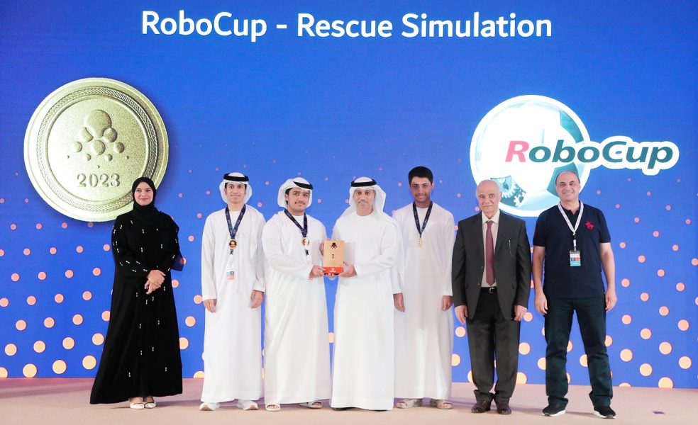 وزير التربية والتعليم يكرم الطلبة الفائزين بالبطولة الوطنية للذكاء الاصطناعي 2023