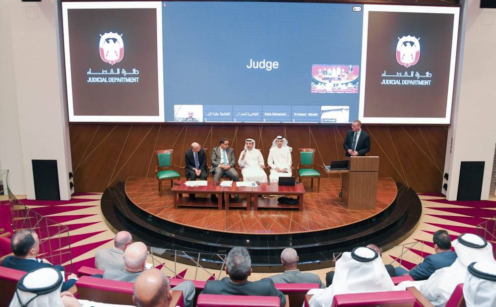 “قضاء أبوظبي” تناقش آليات تنفيذ تعديلات قانوني “العمل” و”الخدمة المساعدة”