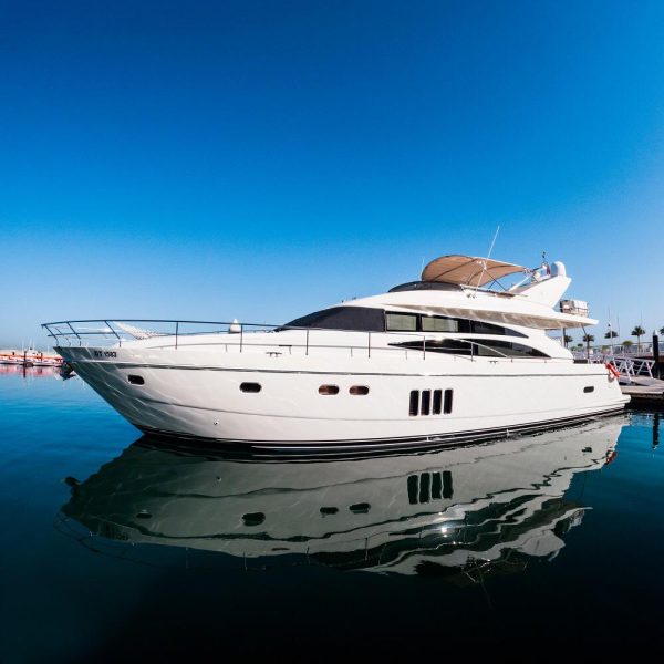 نادي اليخوت الملكي في رأس الخيمة يستقبل يختين فاخرين لتحقيق تجربة مذهلة للرحلات البحرية للمقيمين والسياح في الإمارات