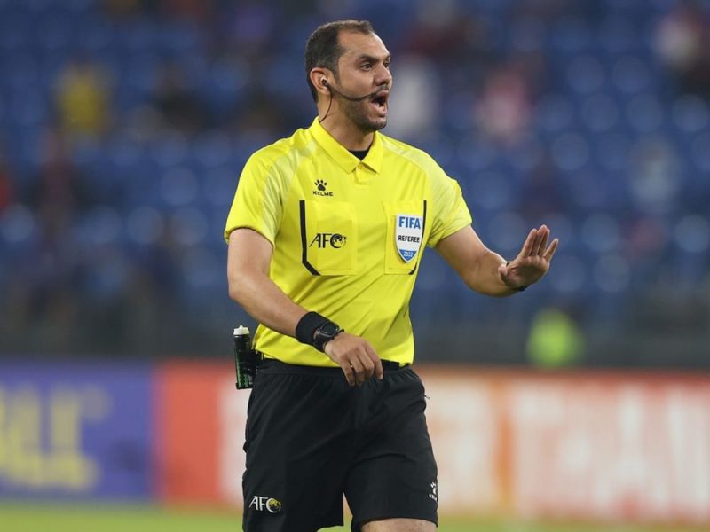 طاقم تحكيم سعودي يُدير مباراة الإمارات مع البحرين غدا في التصفيات الاسيوية
