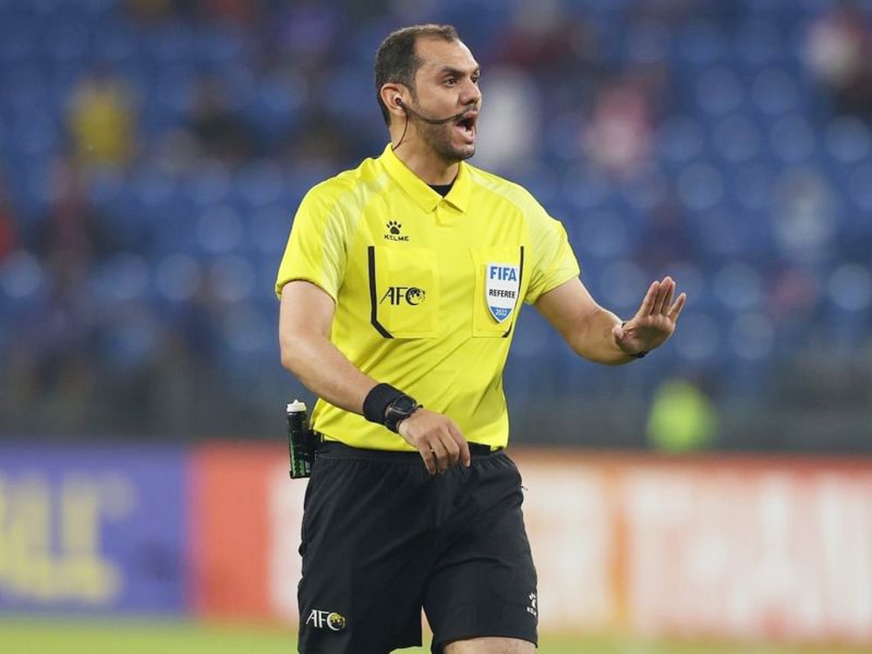 طاقم تحكيم سعودي يُدير مباراة الإمارات مع البحرين اليوم في التصفيات الاسيوية