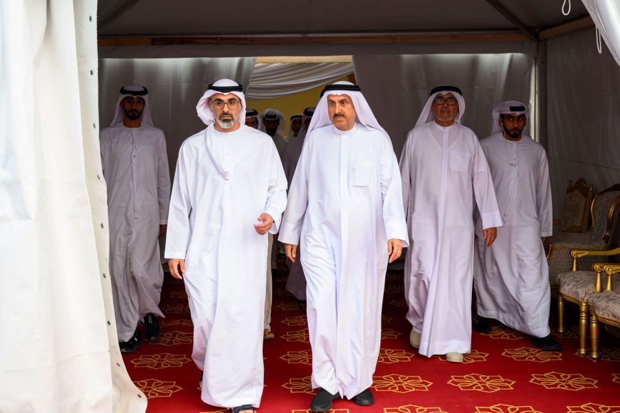 خالد بن محمد بن زايد يقدِّم واجب العزاء في وفاة والدة صقر بن غباش