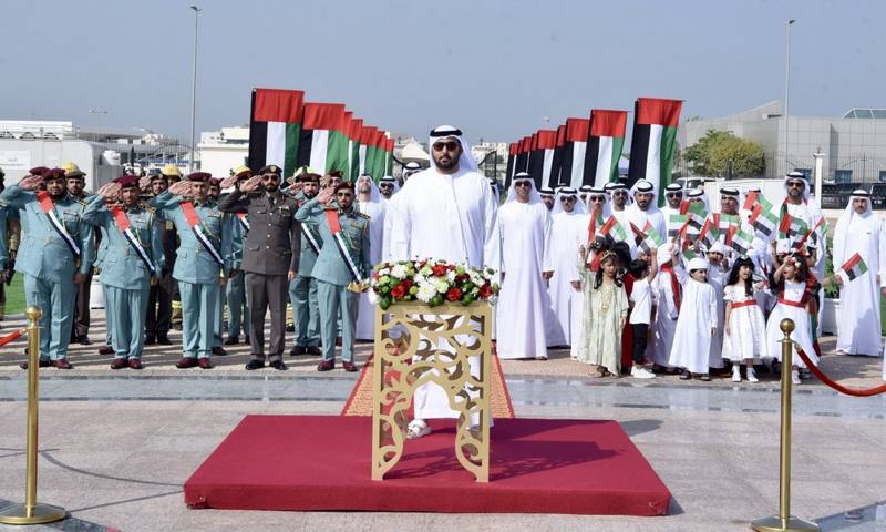 ولي عهد أم القيوين يرفع علم الدولة في حديقة الخور