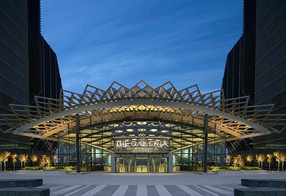 الغاليريا جزيرة الماريه يحتفي بعيد الاتحاد الـ 52