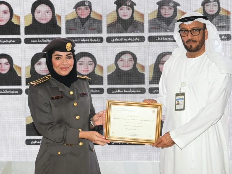 إقامة دبي تكرم 41 موظفة متميزة
