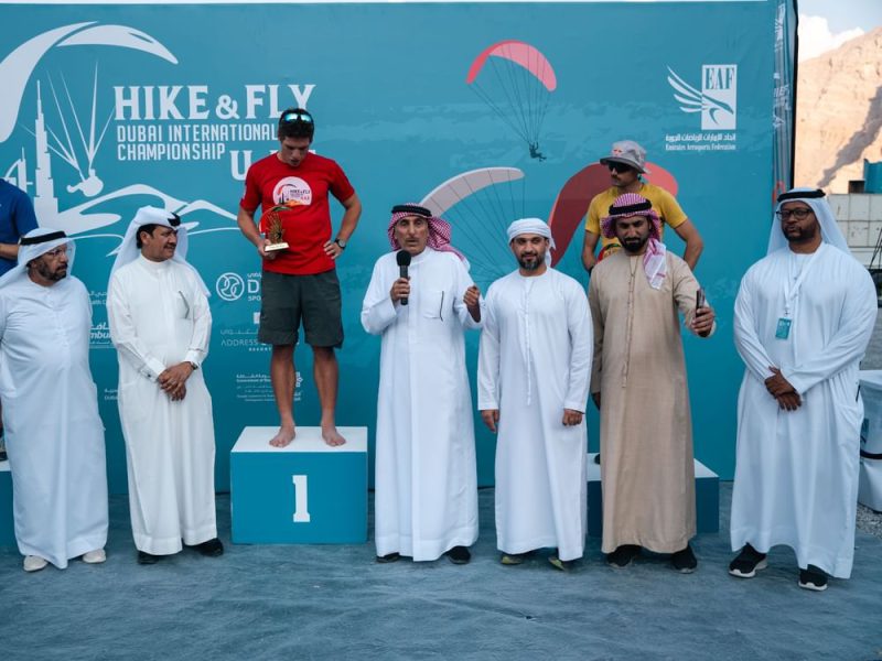 السويسري هيرنجر يفوز بالجولة الثالثة من بطولة “هايك آند فلاي” للقفز بالمظلات