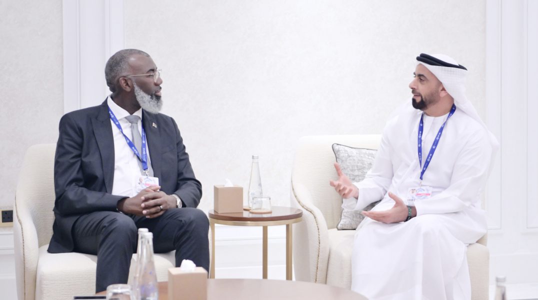 سيف بن زايد ورئيس وزراء جزيرة كوراساو يبحثان تعزيز التعاون بين البلدين على هامش  “COP28”