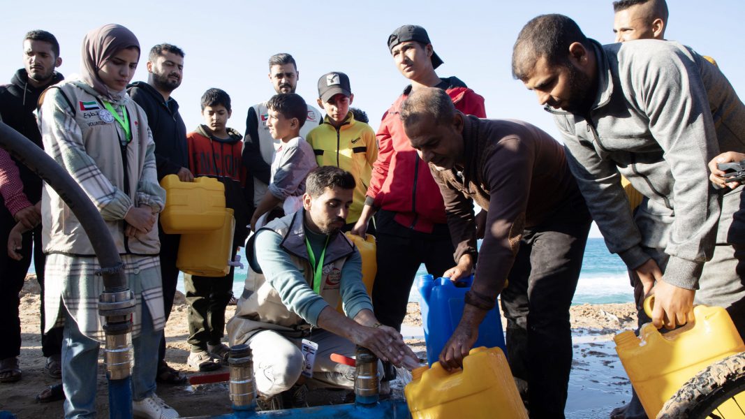 بدء ضخ المياه المحلاة إلى سكان غزة من محطات التحلية الإماراتية المقامة في رفح المصرية